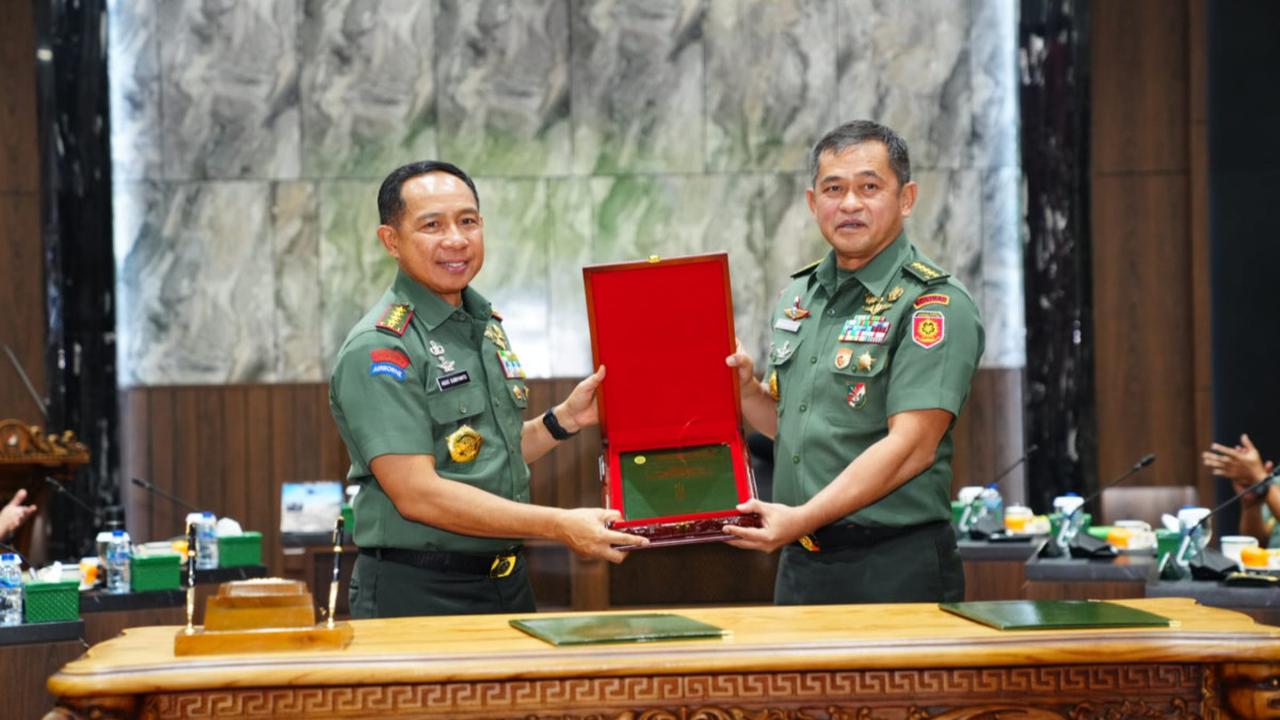 Ia menggantikan posisi Jenderal Agus Subiyanto yang naik menjadi Panglima TNI. <br>