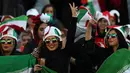 Seorang wanita Iran menunjukkan tanda kemenangan saat menyaksikan laga kualifikasi Piala Dunia 2022 antara Iran dengan Kamboja di Stadion Azadi, Teheran, Iran, Kamis (10/10/2019). Wajah-wajah mereka berlimpah senyuman. (AP Photo/Vahid Salemi)