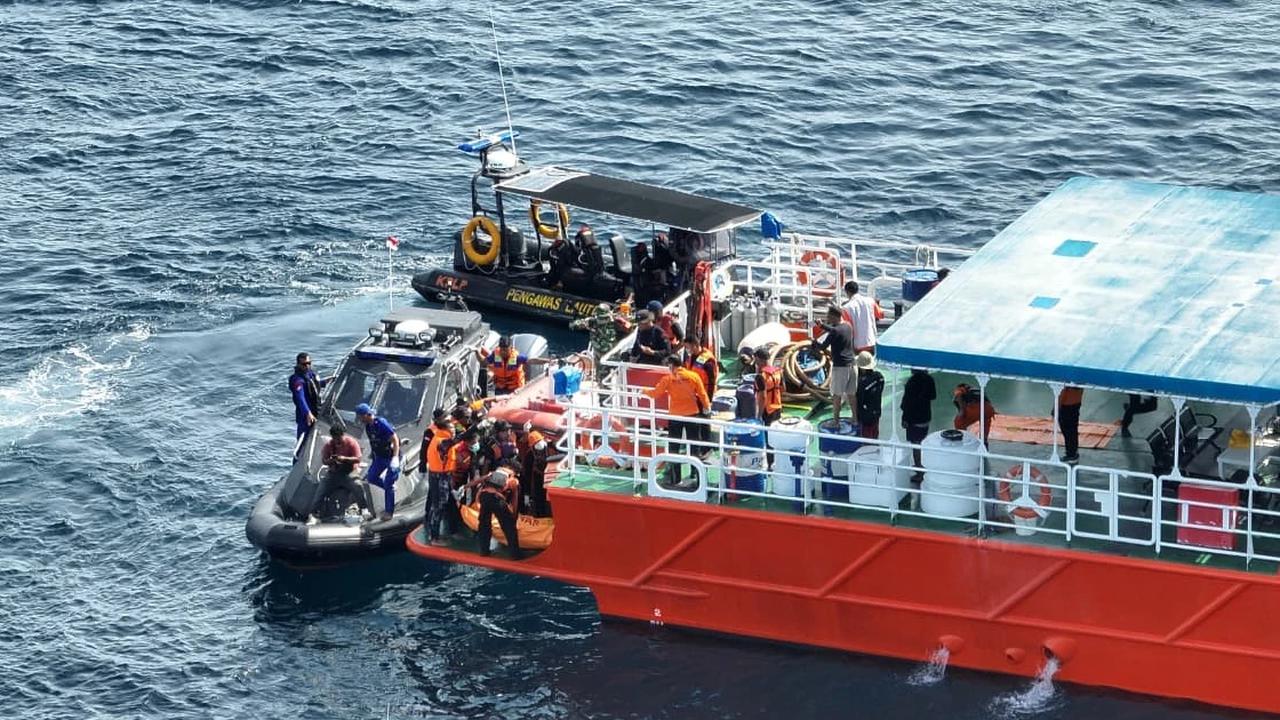 FOTO: Tim SAR Temukan Jenazah WNA Spanyol Korban Kecelakaan Laut di Labuan Bajo