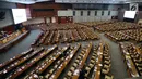 Anggota dewan duduk di antara puluhan bangku kosong saat berlangsung rapat paripurna DPR di Kompleks Parlemen, Senayan, Jakarta, Selasa (10/7). Salah satu hal yang dibahas adalah pelaksanaan APBN Tahun Anggaran 2017. (Liputan6.com/Johan Tallo)