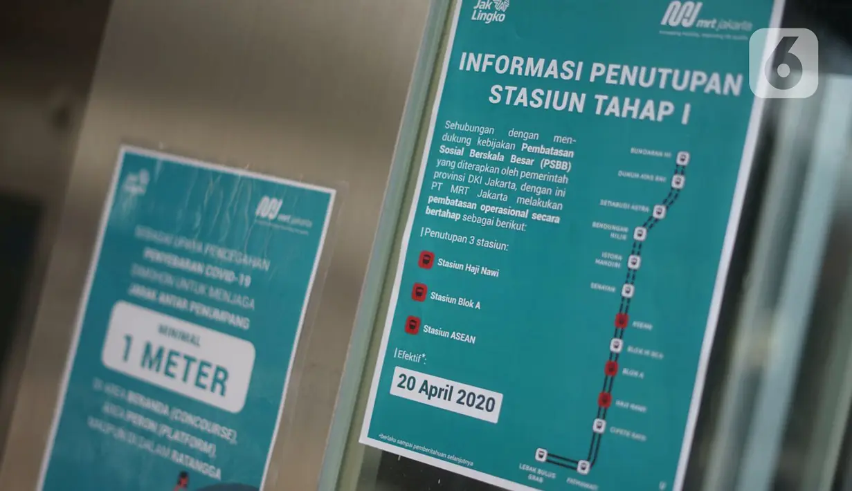 Informasi penutupan tahap I di Stasiun MRT ASEAN, Jakarta, Senin (20/4/2020). PT MRT Jakarta (Perseroda) melakukan pembatasan operasional MRT guna mendukung penerapan Pembatasan Sosial Berskala Besar (PSBB) DKI Jakarta. (Liputan6.com/Immanuel Antonius)