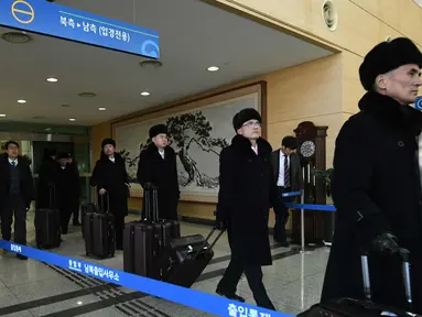 Rombongan grup orkestra Korea Utara tiba di kantor transit Korea di dekat Zona Demiliterisasi (DMZ) yang membagi kedua Korea di Paju (5/2). 140 anggota orkestra Korut akan tampil pada perhelatan Olimpiade Musim Dingin 2018. (AFP Photo/Pool/Jung Yeon-Je)