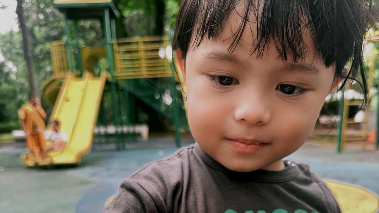 Momen Atta dan Aurel Nyoblos, Ameena Ikutan Celupin Jari di Tinta Pemilu