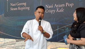 Siapa bilang pasien dengan diet rendah lemak, tidak bisa menikmati kelezatan ayam pop atau sate maranggi dari daging saikoro? Di tangan chef Esach finalis Master Chef Season 2, menu nusantara itu bisa disantap pasien yang tengah terbaring di rumah sakit.