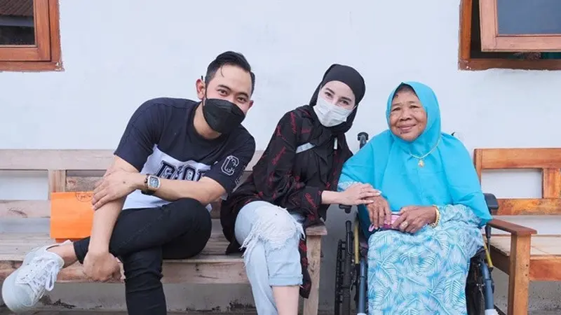 Ditelantarkan ke Panti Jompo, Ini 6 Momen Gilang Widya Crazy Rich Malang Jenguk Ibu Trimah yang Viral