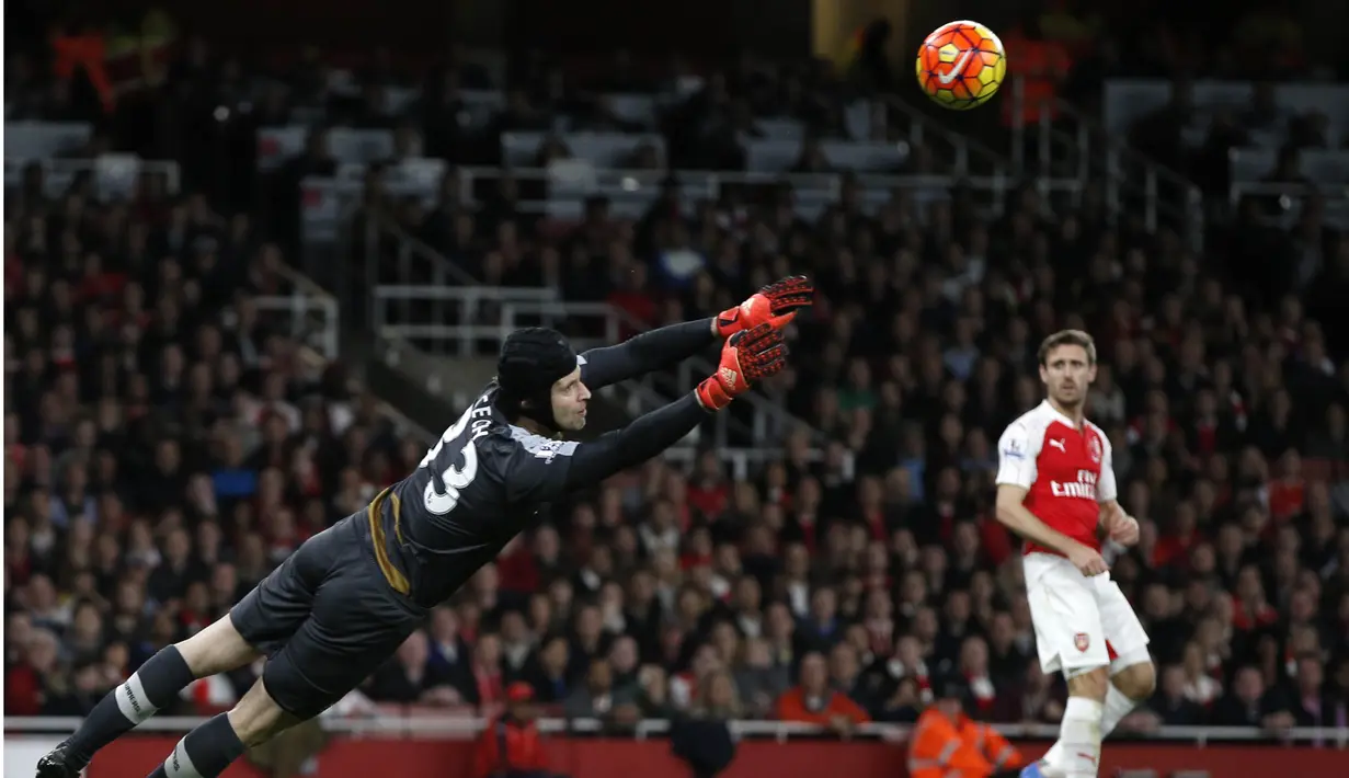 Kiper Arsenal Petr Cech menyelamatlkan Gawang dari tembakan pemain Tottenham Hotspur Christian Eriksen pada lanjutan Liga Premier Inggris  di Stadion Emirates, London, Inggris, Minggu (8/11/2015). (AFP Photo/Adrian Dennis)