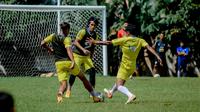 Pemain Arema FC, Hanif Sjahbandi berlatih bersama rekan-rekannya di lapangan Universitas Negri Malang. (Bola.com/Iwan Setiawan)