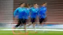 Pemain Dinamo Zagreb berlatih jelang bertanding melawan Arsenal dalam laga Liga Champions di Stadion Emirates, London, (23/11/2015). (AFP Photo/Adrian Dennis)