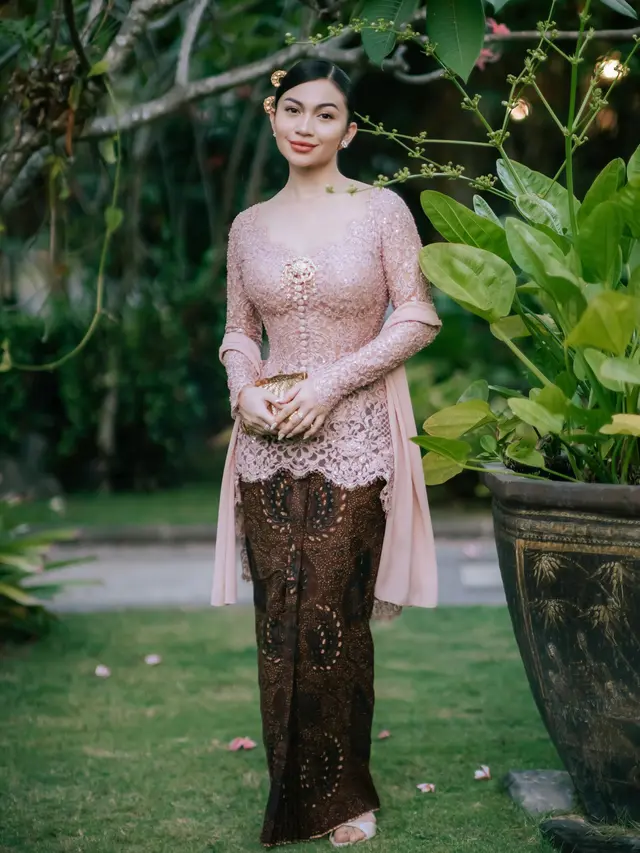 Pesona Ariel Tatum di Royal Wedding Mangkunegaran, Berbalut Kebaya Rangkai Mawar