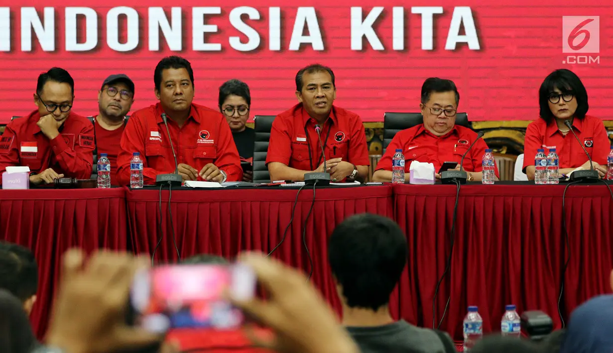 Ketua DPP PDIP Bidang Pemuda dan Olahraga Sukur H Nababan (tengah) bersama sejumlah panitia dan pengisi acara perayaan 90 tahun Sumpah Pemuda memberi ketarangan pers di Kantor DPP PDIP Menteng, Jakarta, Selasa (23/10). (Liputan6.com/Johan Tallo)