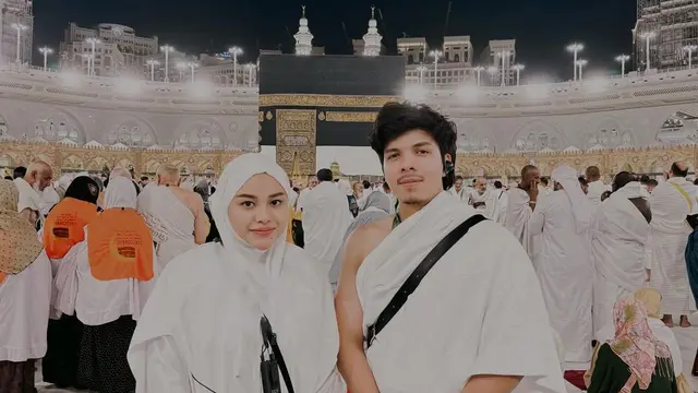 Atta Halilintar dan Aurel Hermansyah di Depan Ka'bah, Masjidil Haram