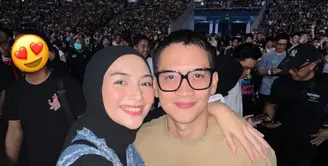 Citra Kirana menyaksikan Coldplay secara langsung bersama suami tercinta, Rezky Aditya. Demi menyaksikan Coldplay, mereka sampai naik kendaraan umum, yaitu MRT