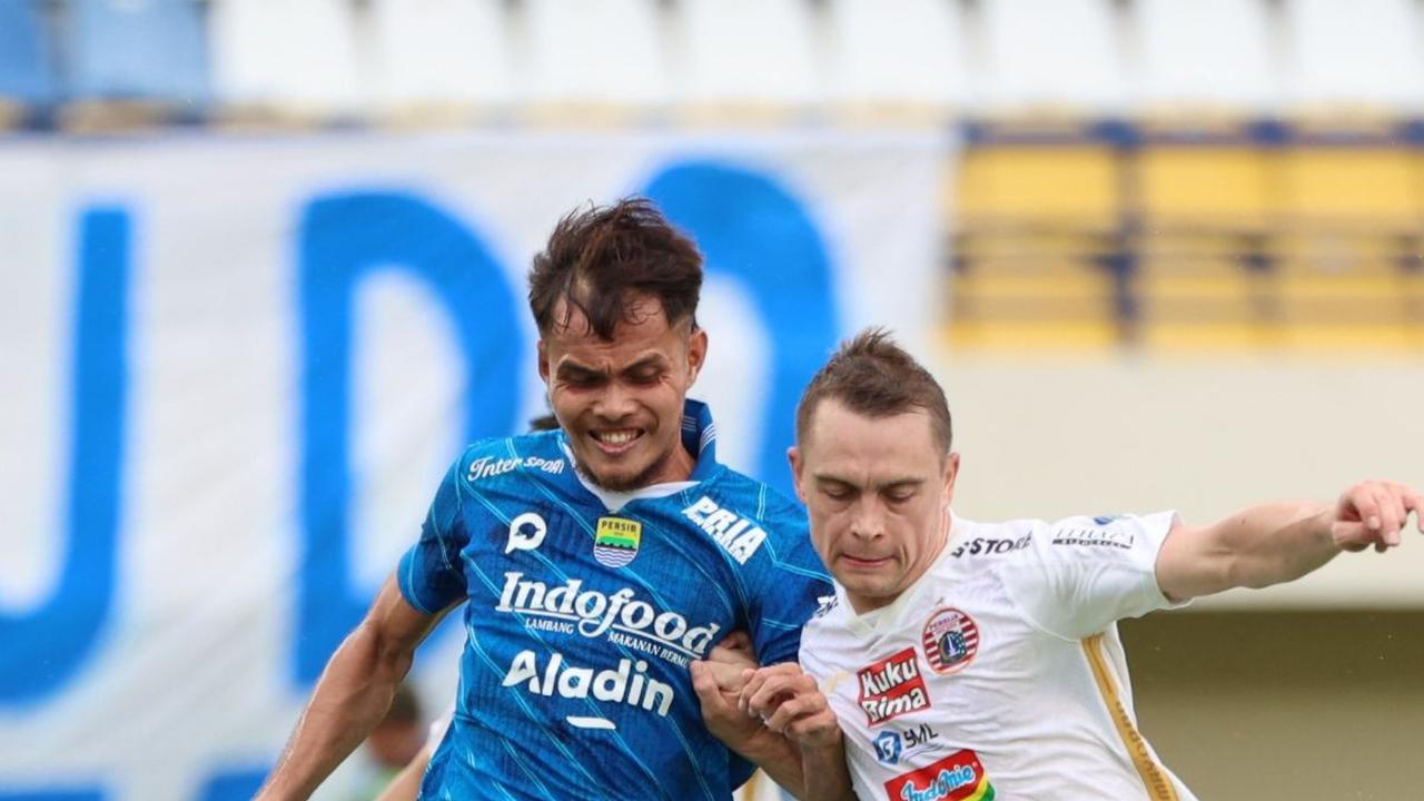 Sesuai prediksi, duel klasik Persib Bandung kontra Persija Jakarta ini berlangsung sengit. Kedua tim langsung bermain dengan tempo tinggi sejak menit pertama. Bola.com/<br>M Iqbal Ichsan