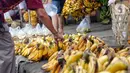 Aneka jenis buah pisang dijual di pasar ini. (Liputan6.com/Angga Yuniar)