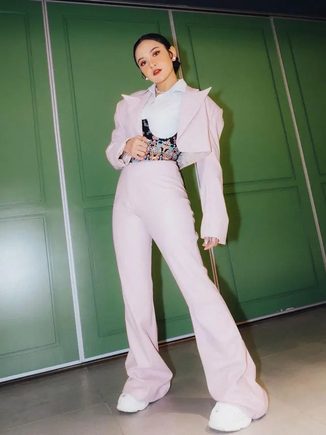 Suara Mahalini tetap stabil saat bernyanyi sambil rebahan