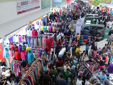 Sejumlah calon pembeli memadati pusat perbelanjaan Tanah Abang, Jakarta, Sabtu (25/6). Jelang lebaran banyak masyarakat yang sudah berburu kebutuhan pakaian baru. (Liputan6.com/Angga Yuniar)