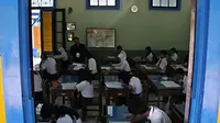 Sejumlah siswa kelas III melaksanakan ujian nasional di SMP Negeri I Kediri, Jawa Timur, Senin. (ANTARA)