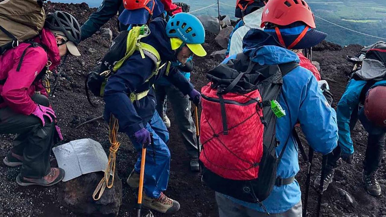 FOTO: Melawan Batas Usia,  Kakek 102 Tahun Pecahkan Rekor  Dunia Pendaki Tertua Gunung Fuji