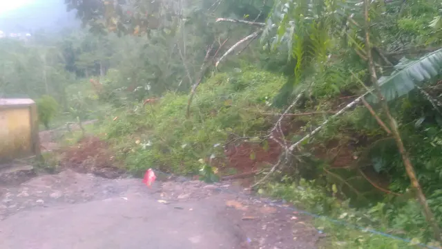 Longsor juga menutup jalur Sirongge. (Foto: Liputan6.com/BPBD Banjarnegara/Muhamad Ridlo)