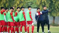 Skuad Timnas Vietnam U-20 di bawah naungan pelatih Hoan Anh Tuan dalam sebuah sesi latihan. (Dok. VFF)
