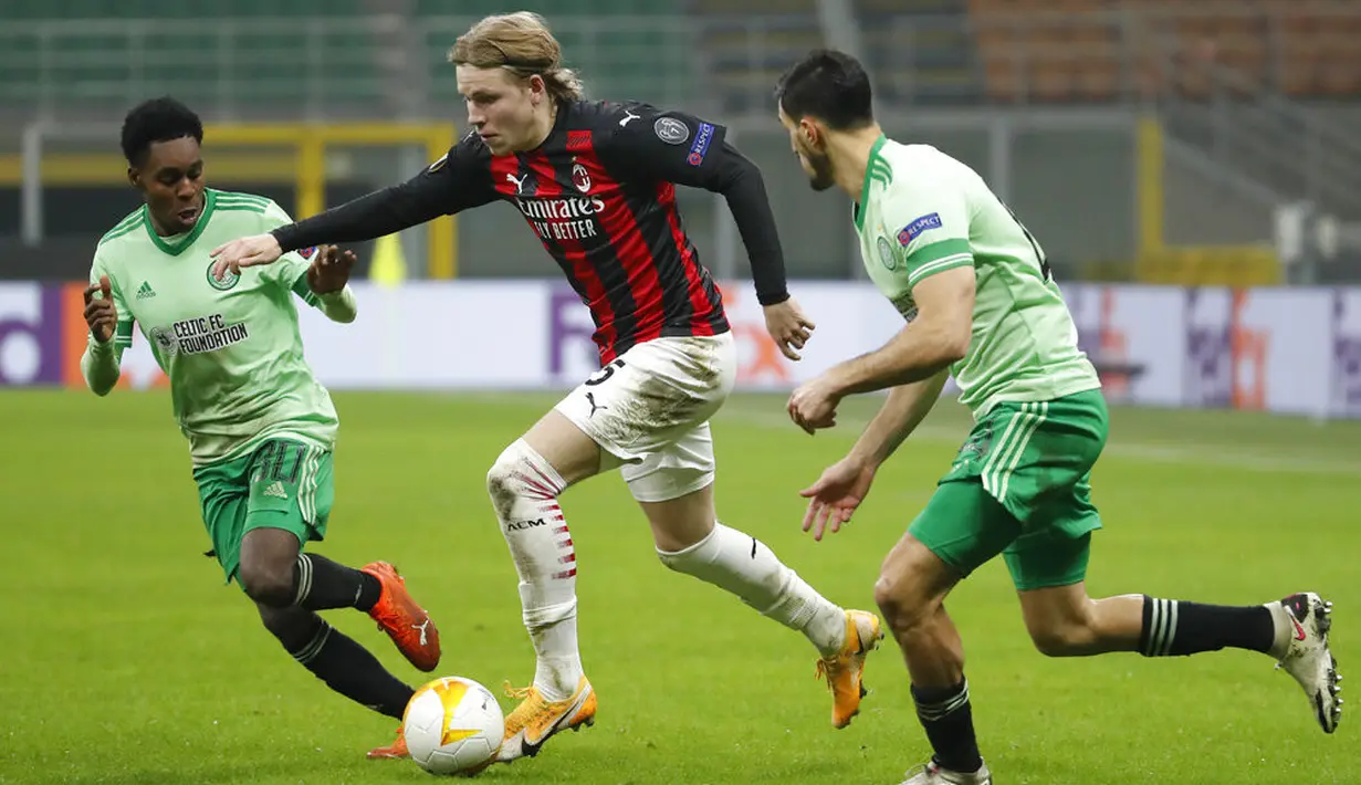 Pemain AC Milan Jens Petter Hauge (tengah) melewati pemain Celtic Jeremie Frimpong (kiri) Hatem Abd Elhamed (kanan) pada pertandingan Grup H Liga Europa di Stadion San Siro, Milan, Italia, Kamis (3/12/2020). AC Milan mengalahkan Celtic 4-2 setelah sebelumnya tertinggal. (AP Photo/Antonio Calanni)
