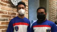 Johosua Reinhard Imbiri (kiri) dan Frans Gasper Paraibabo, dua putra Papua yang mendapatkan kesempatan untuk berlatih dan menimba ilmu sepak bola di Spanyol. (Bola.com/Benediktus Gerendo Pradigdo)