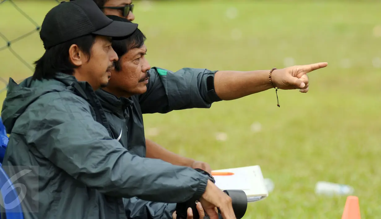 Pelatih Timnas Indonesia U-19, Indra Sjafri menunjuk saat menyeleksi pesepakbola muda dari SSB se Jakarta di Lapangan Wisma Aldiron, Jakarta, Kamis (23/2). 30 pemain adu kemampuan untuk masuk Timnas Indonesia U-19. (Liputan6.com/Helmi Fithriansyah)