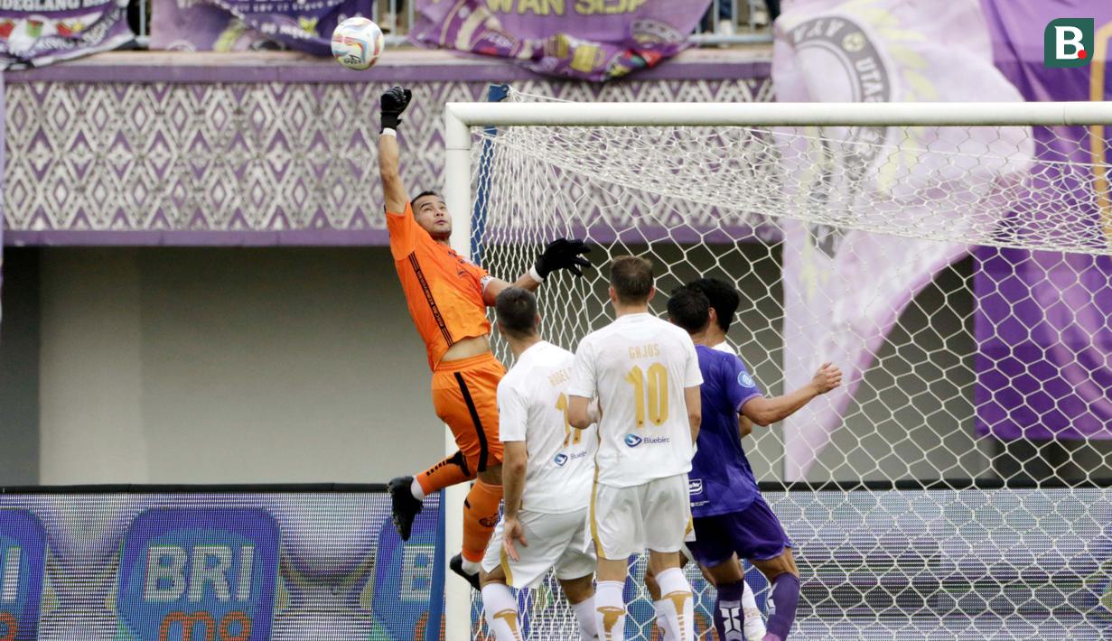 <p>Kiper Persija Jakarta, Andritany Ardhiyasa, berusaha menghalau bola saat melawan Persita Tangerang pada laga BRI Liga 1 di Stadion Indomilk Arena, Sabtu, (22/7/2023). (Bola.com/Ikhwan Yanuar)</p>