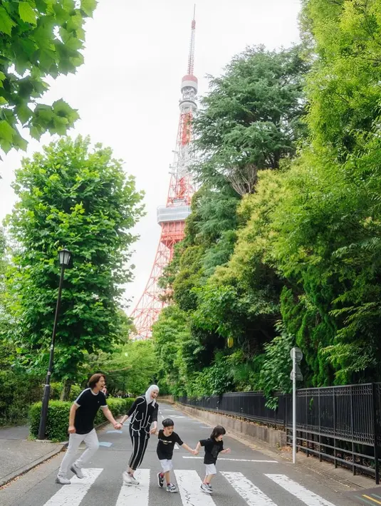  sederhana, monokromatik, tapi tetap terlihat menyatu dan fotogenik. Pilihan outfit serba hitam yang dikombinasikan dengan suasana hijau taman Tokyo dan siluet megah Tokyo Tower membuat potret ini terasa sinematik, bagaikan cuplikan dari film keluarga yang penuh cinta dan tawa. [@cutratumeyriska].