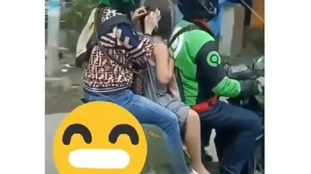 7 Potret Nyeleneh Kelakuan Penumpang Ojek Online, Bikin Geleng Kepala