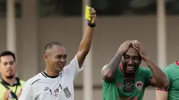 Berawal dari pelanggaran yang dilakukan Patrich Wanggai terhadap Tony Sucipto di kotak penalti Persija pada menit ke-73. (Bola.com/M Iqbal Ichsan)