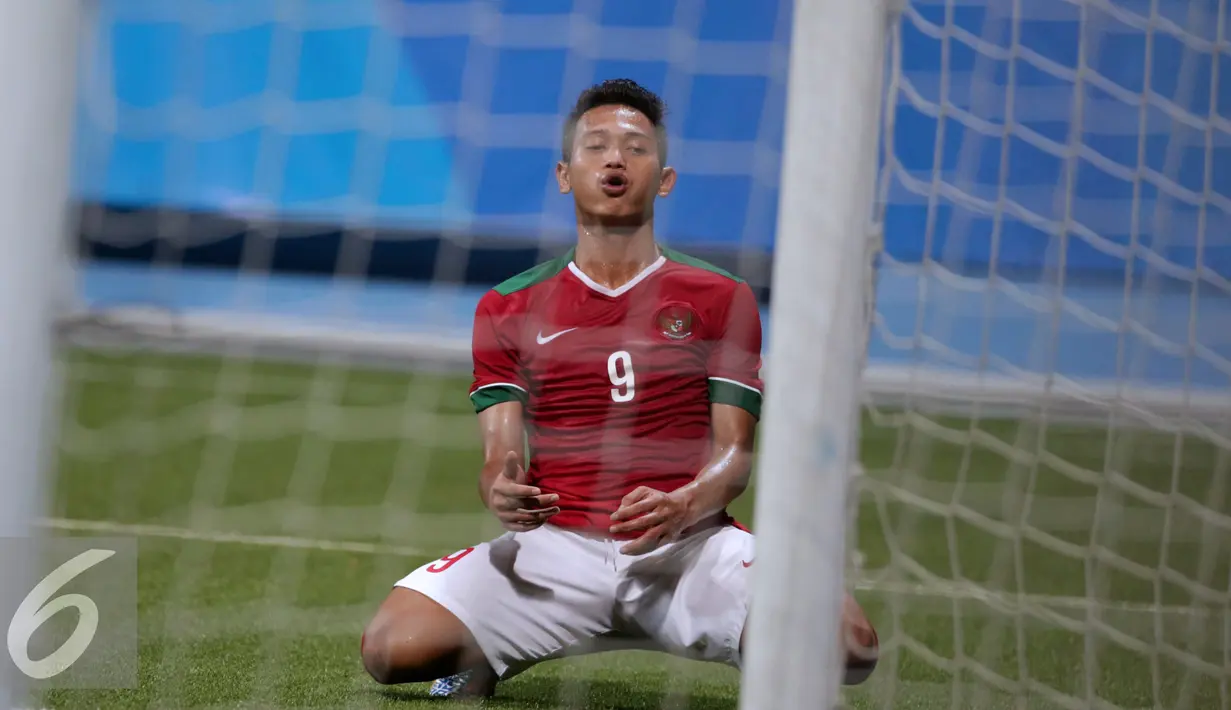 Ekspresi penyerang timnas Indonesia U-23, Muchlis Hadi Ning S saat gagal menyarangkan bola ke gawang Filipina di penyisihan Grup A Sea Games 2015 di Stadion Jalan Besar, Singapura, (9/6/2015). Indonesia unggul 2-0. (Liputan6.com/Helmi Fithriansyah)