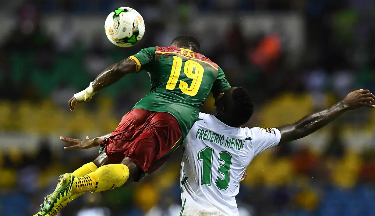 Duel udara antara Bek Kamerun, Collins Fai (kiri) dengan penyerang Pantai Gading, Frederic Mendy saat Piala Afrika 2017 di Stade de l'Amitie Sino-Gabonaise pada 18 Januari 2017. (AFP PHOTO / GABRIEL Bouys)