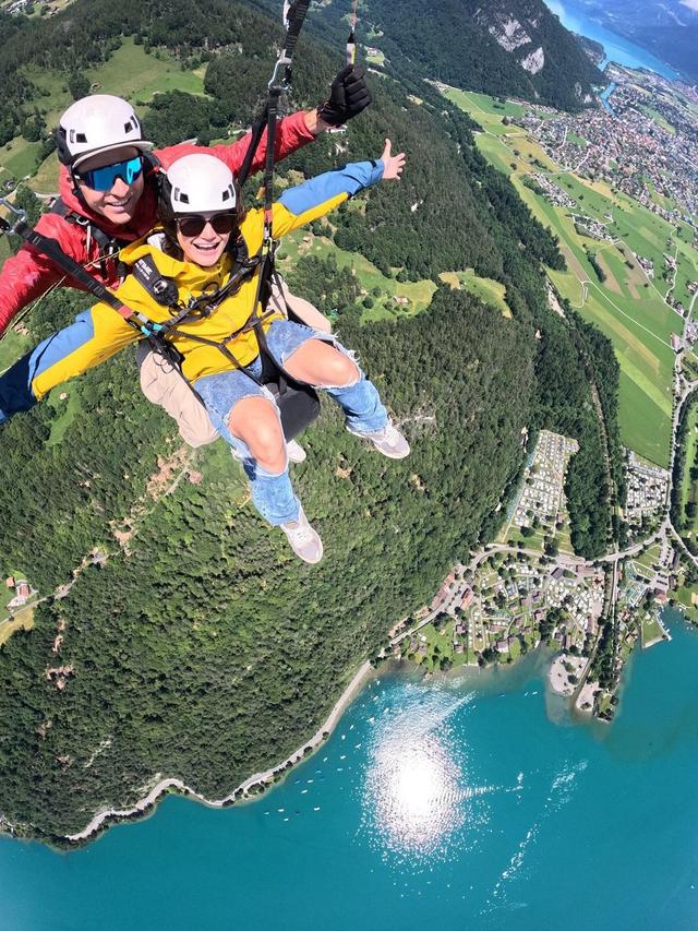 7 Potret Sabai Morscheck Naik Paragliding Bareng Anak di Swiss