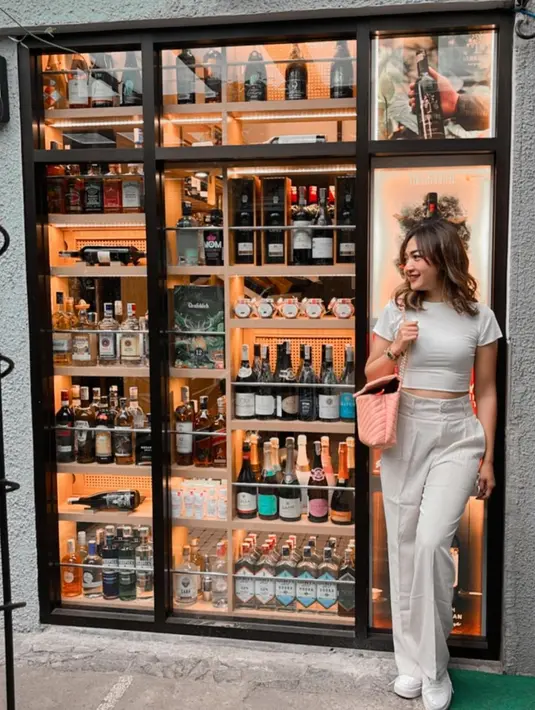 Sementara itu, Riesca Rossianna diduga kenal Sule sekeluarga karena terlibat proyek akting dengan rumah produksi milik komedian ternama itu. (FOTO: instagram.com/riesca_rose_)