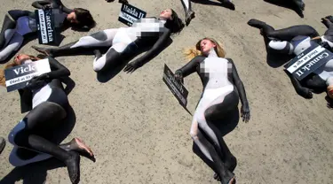 Para aktivis PETA saat menggelar aksi protes terhadap perburuan Paus Pembunuh di Sea World, San Diego, California, Kamis (1/9). Dalam aksinya mereka nekat bertelanjang dada dan mengecat tubuhnya menyerupai Paus Pembunuh atau Orca. (REUTERS/Mike Blake)