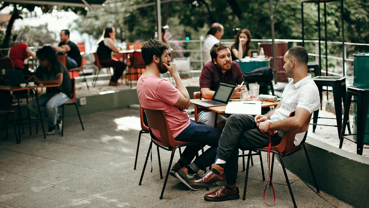 Sering Menyentuh Wajah Saat Bicara = Sedang Berbohong? Ini Kata Psikologi dan Pakar Komunikasi