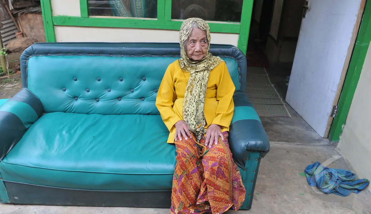 Ibu Anami, seorang nenek yang diperkirakan berusia 140 tahun saat ditemui di rumahnya di Purwakarta, Jawa Barat, Minggu (17/5). Nenek Anami akan mengikuti sayembara manusia tertua di dunia, dengan hadiah sekitar Rp13 miliar. (Liputan6.com/Herman Zakharia)