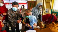 Bupati Garut Rudy Gunawan menyempatkan diri memantau pelaksanaan vaksinasi lansia di Garut, beberapa waktu lalu. (Liputan6.com/Jayadi Supriadin)