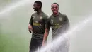 Gelandang Arsenal, Joe Willock (kanan) dan penyerang Eddie Nketiah saat mengikuti sesi latihan tim di stadion Mestalla di Valencia, Spanyol (8/5/2019). Pada leg pertama Arsenal menang 3-1 atas Valencia di Emirates Stadium, Inggris. (AFP Photo/Jose Jordan)