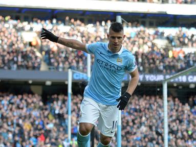 Pemain Manchester City, Sergio Aguero merayakan golnya ke gawang Aston Villa pada lanjutan Liga Inggris pekan ke-29.  (AFP/Paul Ellis)