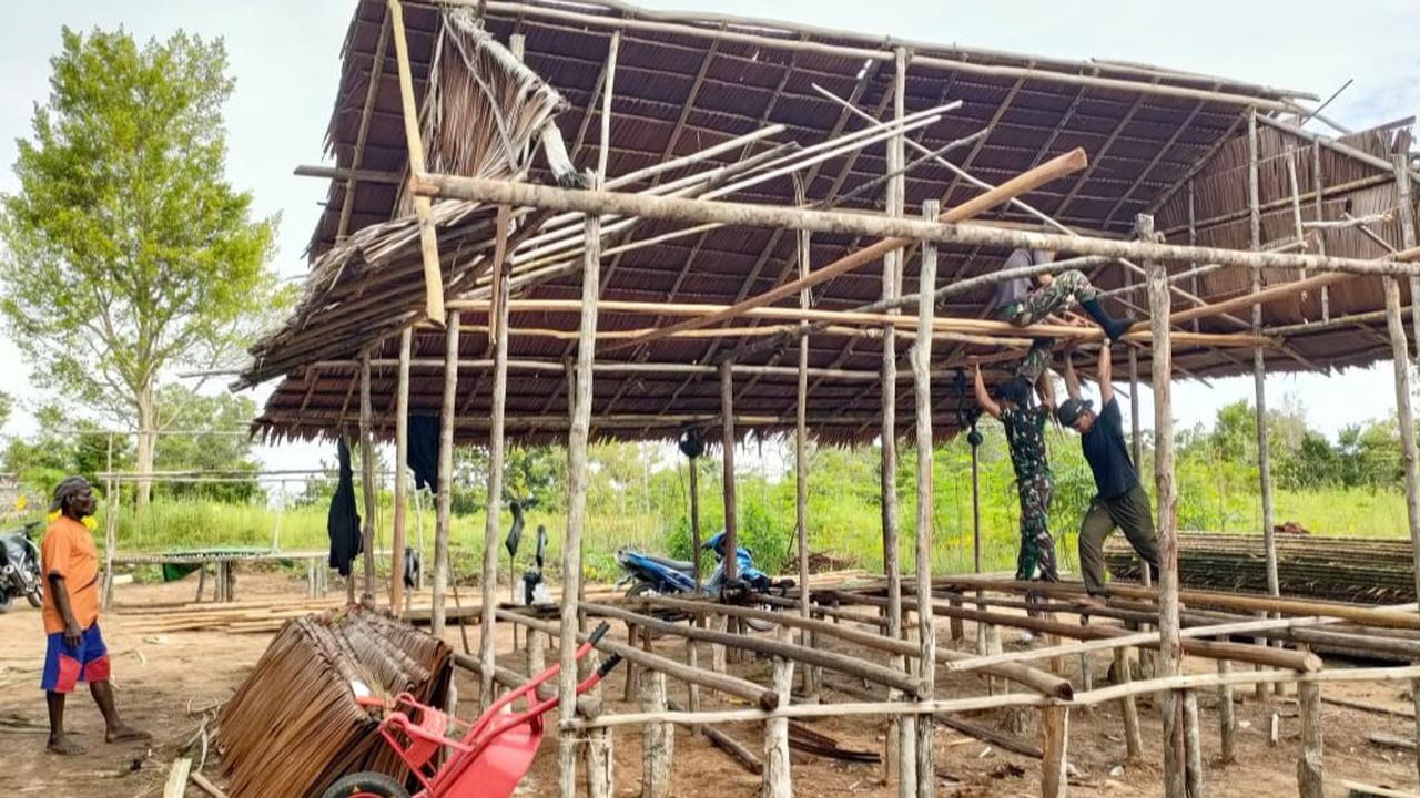 Potret Prajurit TNI Bangun Rumah Buat Rakyat Miskin di Papua, Dibayar Cuma Pakai Terima Kasih