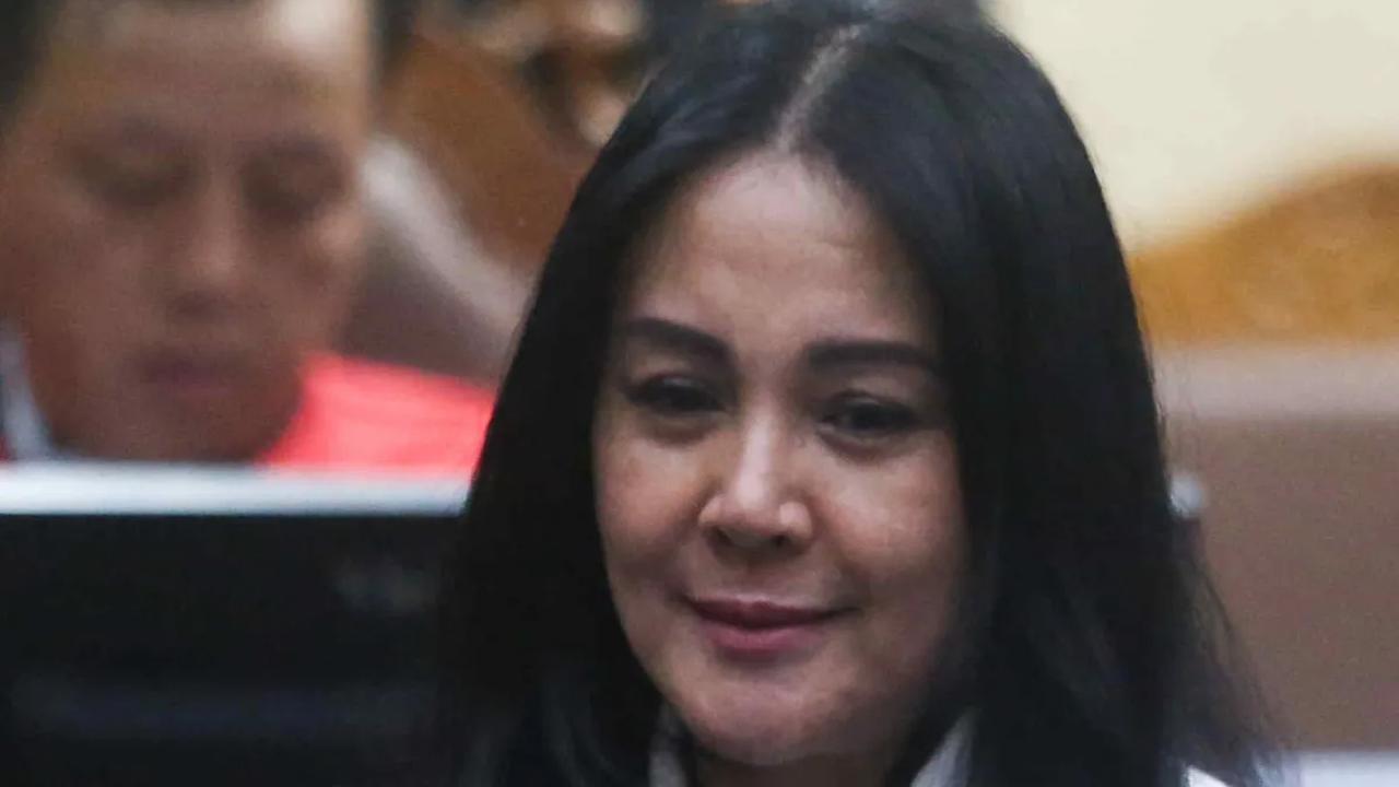 Dalam kesaksiannya, Ernie Meike Torondek memberikan pengakuan bahwa dirinya tidak pernah bekerja selama mengisi jabatan sebagai Komisaris di PT ARME dan PT Cubes Consulting.