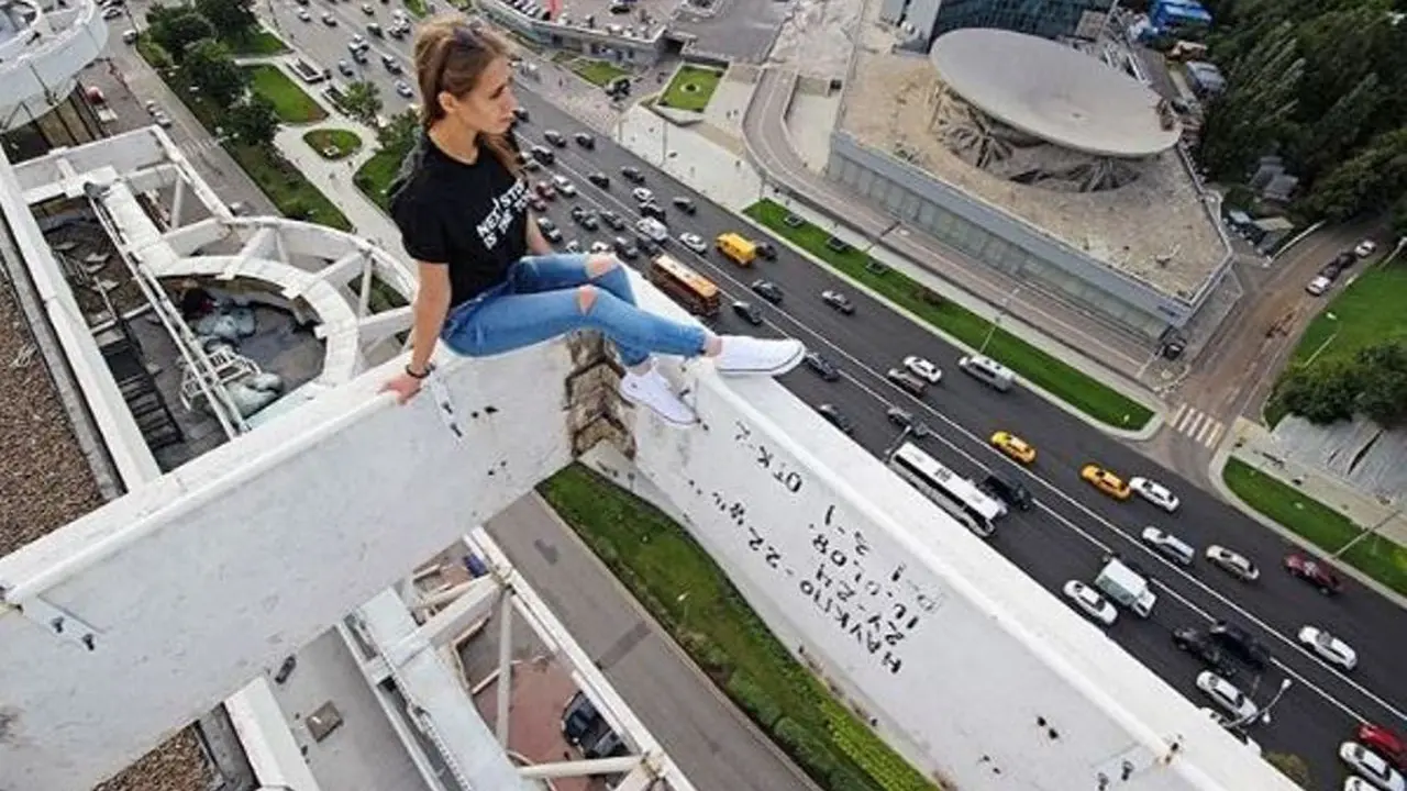 [Bintang] 12 Foto Menantang Maut dari Cewek Nekat di Rusia, Merinding!