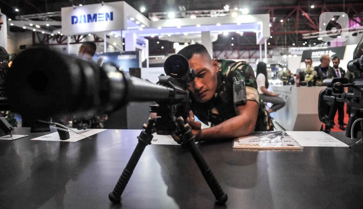 Anggota TNI mencoba senjata yang dipamerkan dalam Indo Defence 2022 Expo & Forum di JIExpo, Kemayoran, Jakarta, Rabu (2/11/2022). Kementerian Pertahanan bersama PT Napindo Media Ashatama menggelar pameran industri pertahanan terbesar se-Asia Tenggara bertemakan “Peace, Prosperity, Strong Defence” yang diikuti 905 perusahaan dari 59 negara dan berlangsung hingga 5 November mendatang. (merdeka.com/Iqbal S. Nugroho)