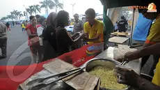 Warga sedang mengambil makanan berupa mi instan (Liputan6.com/ Herman Zakharia)