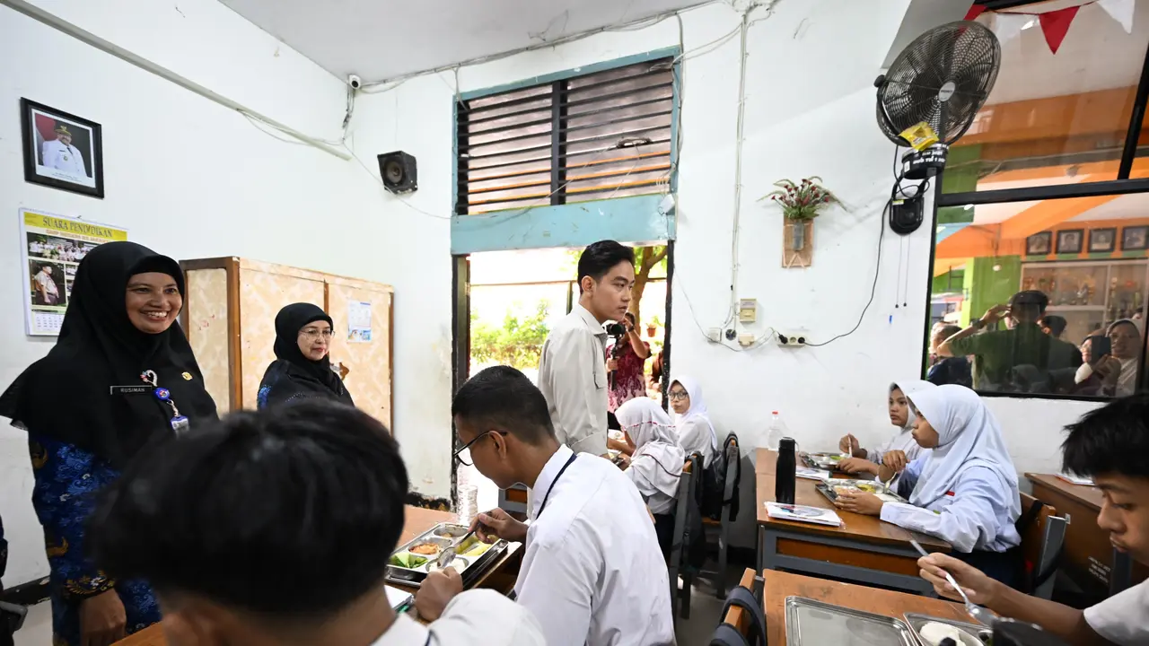 Wakil Presiden (Wapres) Gibran Rakabuming Raka melakukan sidak untuk melihat secara langsung pelaksanaan program Makan Bergizi Gratis (MBG) di SMPN 61 Jakarta, Selasa (20/5/2025).
