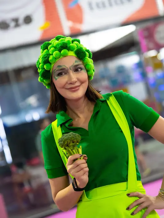 Istri Maxime Bouttier itu tampil menjelma jadi Broccoli Girl sebagai tampilan tematik bermain padel [@lunamaya]