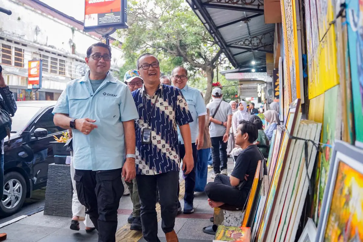 Menteri Ekraf Teuku Riefky ke Pasar Cihapit di Kawasan Braga.