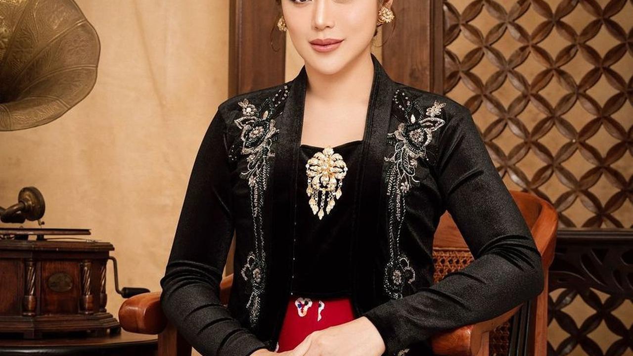 Jessica Iskandar tampil memukau seperti putri Jawa dalam pemotretan ini.